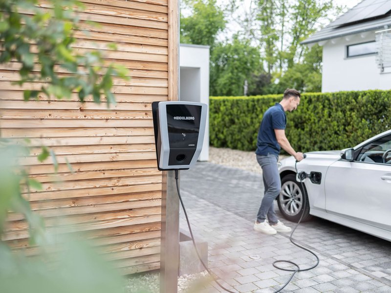 e-auto_solarenergie.jpg Wallbox und ein Auto das gerade mit Solarstrom betankt wird